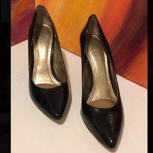 BCBG black gloss pumps